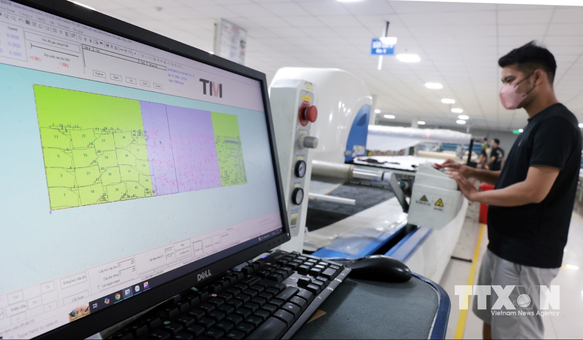 Hệ thống máy trải vải được lập trình tự động giúp nâng cao chất lượng và năng suất cho công đoạn cắt vải. (Ảnh: Trần Việt/TTXVN)